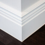 Ornamental,Moulding,In,The,Corner,Of,A,White,Room,With