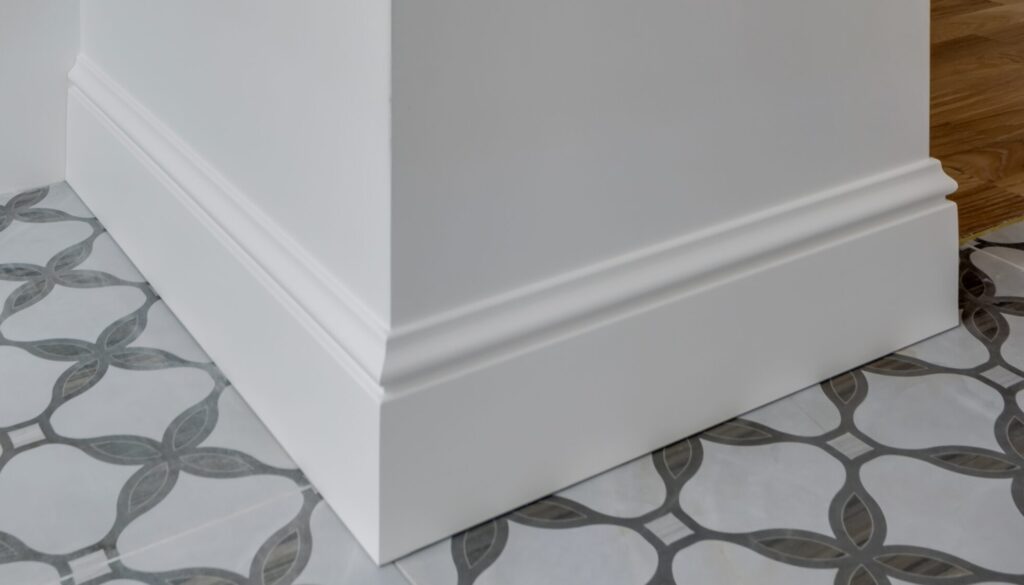 parede branca com um rodapé branco e chão preto e branco