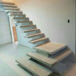 Escada pré-acabada de concreto com degraus chumbados na parede